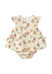 Vestido floral con mangas voladas, fondo crema, flores en tonos pastel, dos botones en el frente, incluye braguitas a juego, textura de algodón suave.