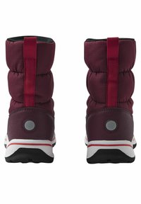 Bottes imperméables bordeaux avec une tige matelassée, doublure noire et tirant rouge ; elles présentent une semelle blanche et noire avec un accent logo rond.