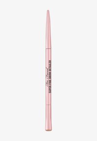 Too Faced Super Fine Brow Detailer mit einem eleganten pinken Gehäuse, konischer Form, feiner Spitze für Präzision und fetter schwarzer Schrift.