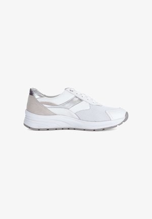 Witte lage sneaker met zilverkleurige accenten, ademende mesh- en leren panelen, witte veters en een dikke, gedempte zool.