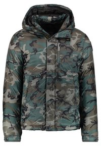 Veste matelassée camouflage vert et marron avec capuche, fermeture éclair frontale et boutons-pression, deux poches latérales et une poche poitrine avec fermeture à bouton-pression.