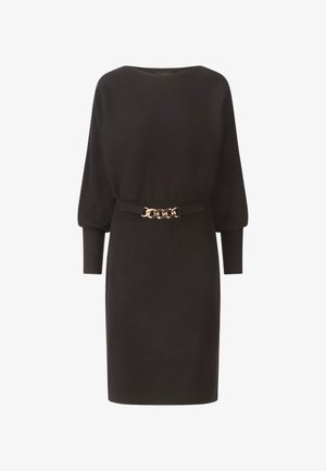 Sort strikket kjole med lange ærmer og bred halsudskæring. Har et bælte med en guld kæde accent. Glat tekstur og tætsiddende silhuet.