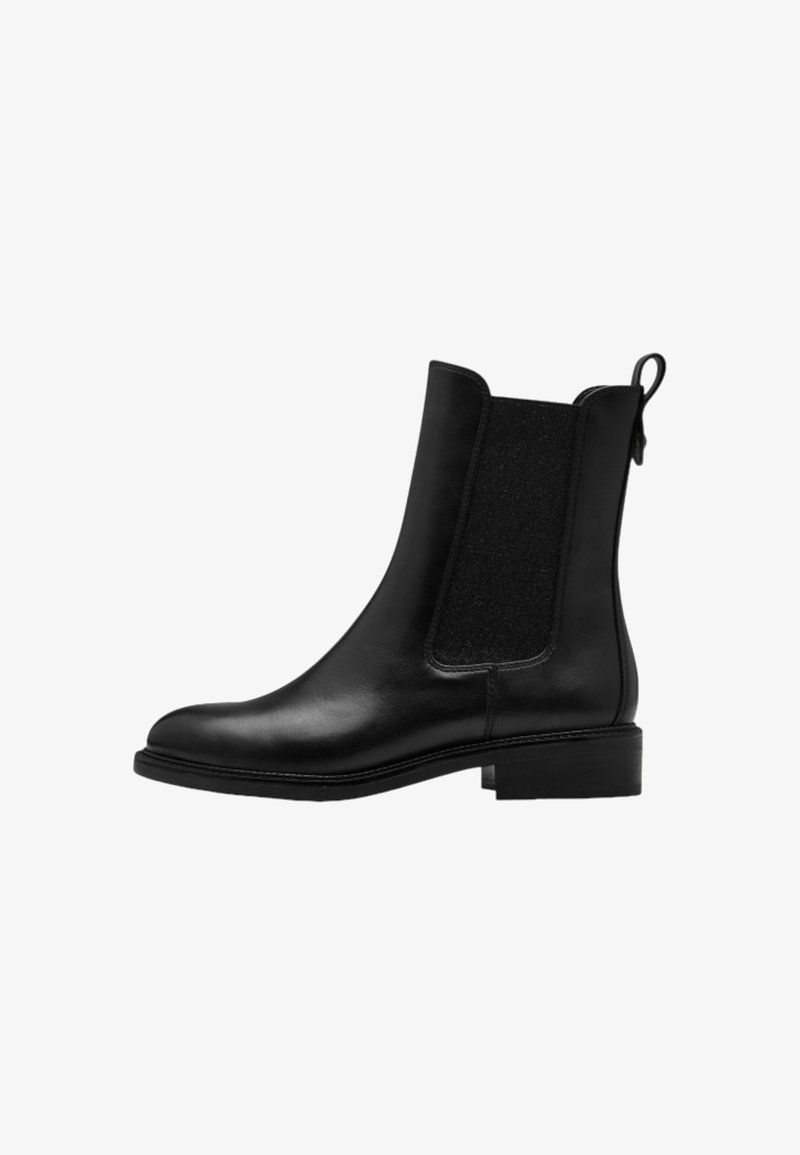 Bottine Chelsea en cuir noir avec panneau latéral élastique, languette à l'arrière et petit talon empilé.