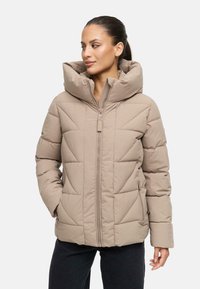 Beige pufferjack, met een doorgestikt ontwerp, hoge kraag, ritssluiting aan de voorkant en zijzakken. Gemaakt van een lichtgewicht, waterafstotend materiaal.