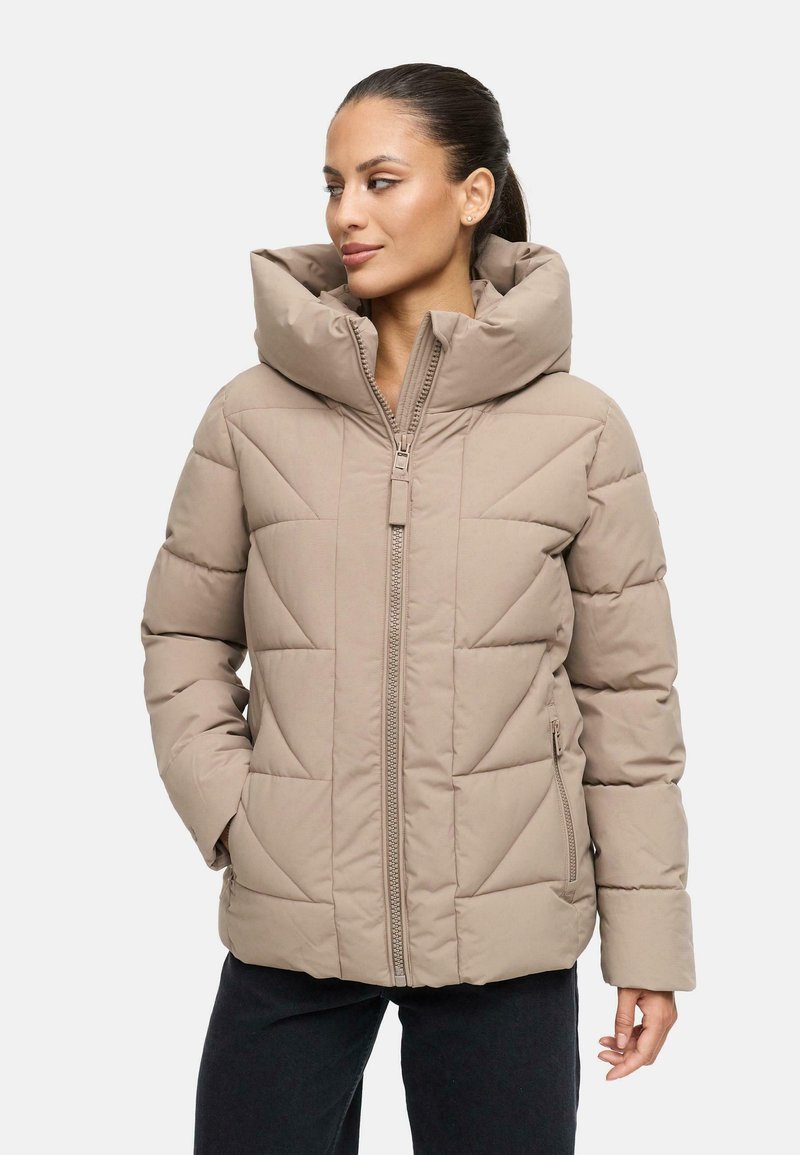 Beige pufferjack, met een doorgestikt ontwerp, hoge kraag, ritssluiting aan de voorkant en zijzakken. Gemaakt van een lichtgewicht, waterafstotend materiaal.