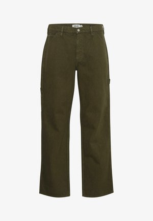 Pantalones cargo de pierna ancha en verde oliva, con una textura suave, que cuentan con bolsillos laterales y cierre de botón, confeccionados en un tejido duradero.