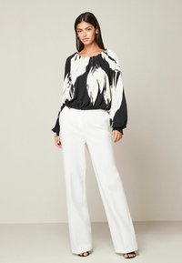 Next Blůza - black white floral print