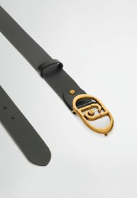 Schwarzer Leder-Gürtel mit einer goldenen ovalen Schnalle und einem kreisförmigen Akzent. Der Gürtel hat fünf Einstelllöcher und eine glatte Textur.
