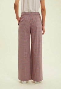 Pantalons taille haute, coupe évasée, à motif écossais rouge et bleu, fabriqués à partir d'un tissu léger. Comprend des poches latérales et une texture lisse.