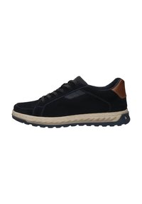 Herren schwarze Wildledersneaker mit beiger Gummisohle, grauen Schnürsenkeln und braunem Lederakzent an der Ferse. Merkmale ein Logo an der Seite.