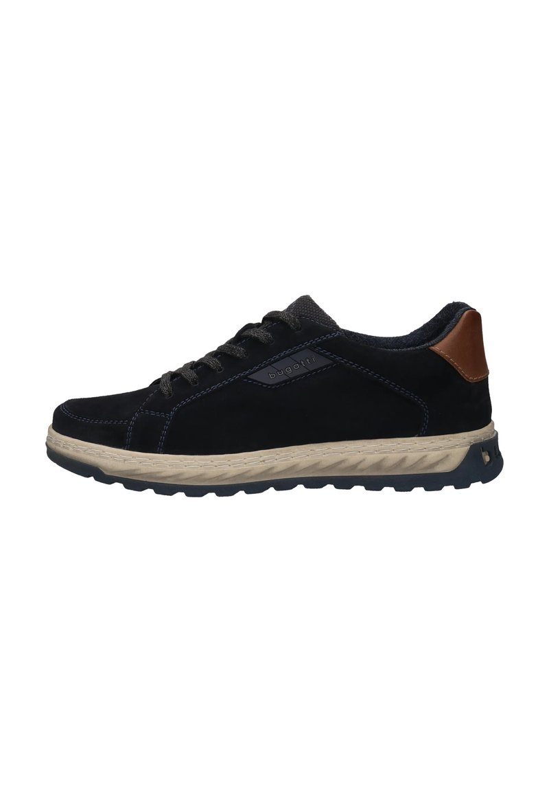 Herren schwarze Wildledersneaker mit beiger Gummisohle, grauen Schnürsenkeln und braunem Lederakzent an der Ferse. Merkmale ein Logo an der Seite.