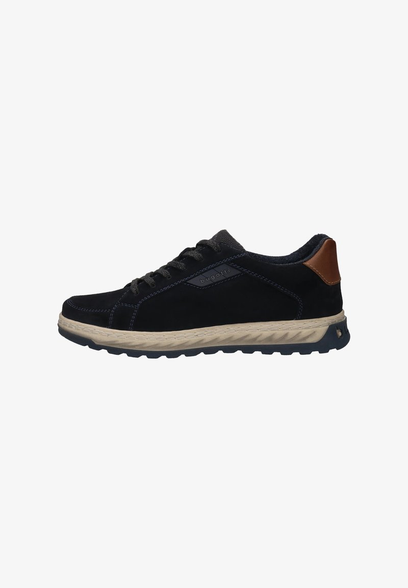 Herren schwarze Wildledersneaker mit beiger Gummisohle, grauen Schnürsenkeln und braunem Lederakzent an der Ferse. Merkmale ein Logo an der Seite.