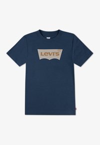 Něco modré bavlněné tričko s krátkým rukávem a kulatým výstřihem, na přední straně s velkým béžovým logem Levi's. Červená nášivka na boku.