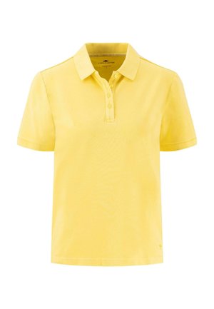 Polo giallo in cotone, con colletto classico, maniche corte e una pattina con tre bottoni. Texture liscia.