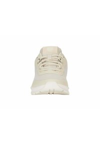 Zapatillas deportivas beige con una parte superior de malla texturizada, talón reforzado y cordones planos, con una suela gruesa que proporciona amortiguación y soporte.