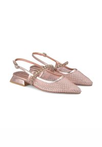 Scarpe slingback in rete rosa con punta affusolata, dotate di una fascia decorativa con strass e un tacco geometrico basso.