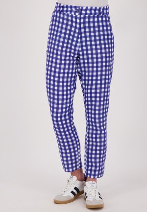 Blauwe en witte gegingham patronen broek met een getailleerd ontwerp, een vlakke voorkant en een enkele knoopsluiting in de taille.