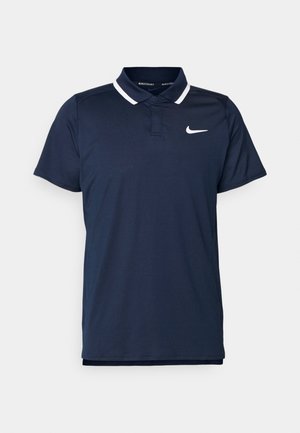 Polo de color azul marino hecho de una tela ligera, con un cuello blanco y un pequeño logo blanco en el lado izquierdo del pecho. Manga corta.
