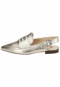 Metaliczne srebrne buty na obcasie typu slingback z ostrym czubkiem, gładką skórzaną powierzchnią, plisowanym paskiem oraz regulowanym zapięciem na pięcie.