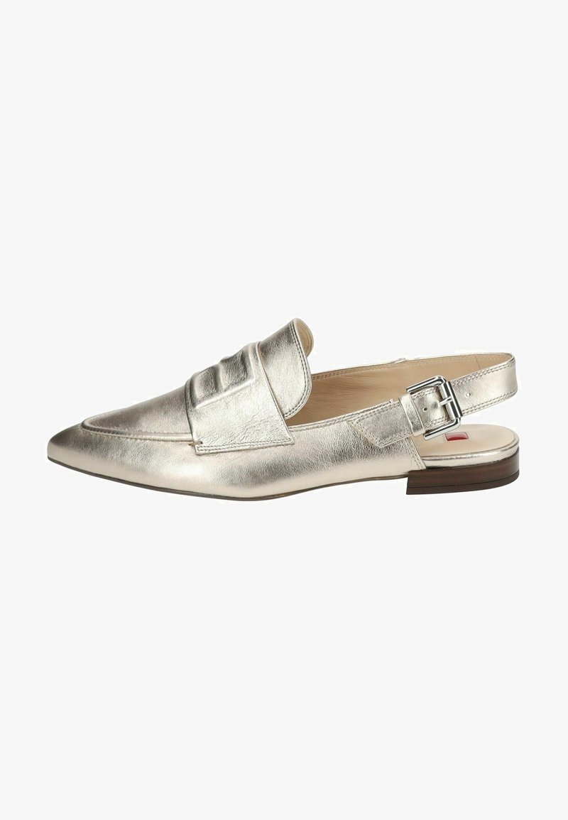 Metalen zilveren slingback schoen met een spitse neus, een gladde leren afwerking, geplisseerde banddetails en een verstelbare gesp op de hak.