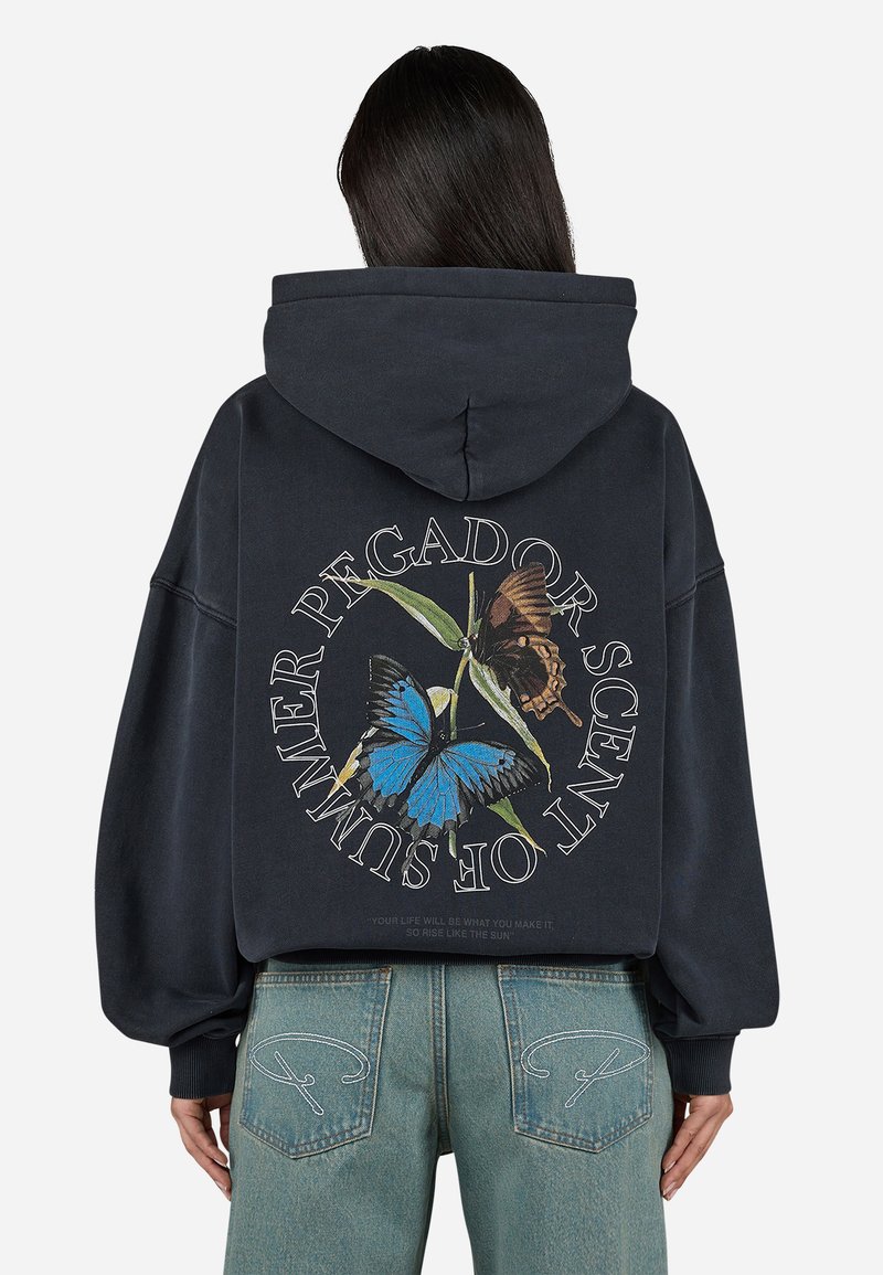 Donker hoodie met een grote vlinderafbeelding op de achterkant. Heeft een trekkoordkap, geribde manchetten en een relaxte pasvorm.
