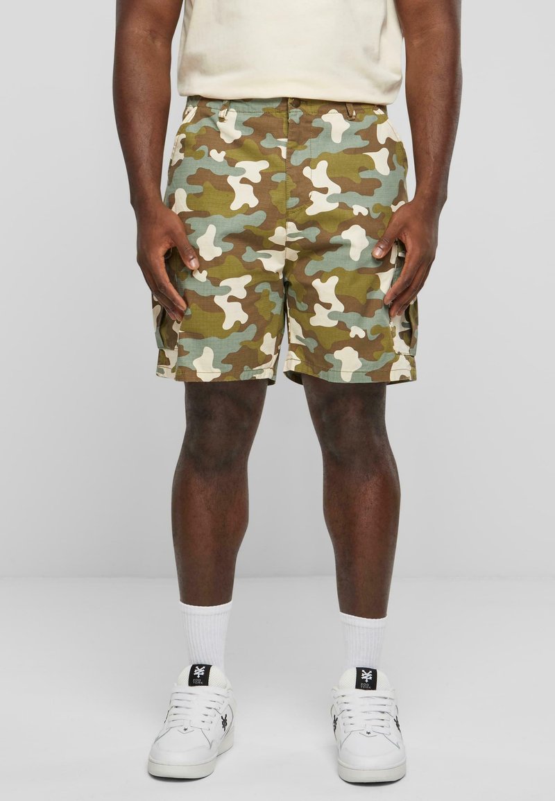 Kamuflage shorts med en blanding af grønne, brune og cremede mønstre; lavet af et letvægtsstof; inkluderer sidelommer og justerbar talje.