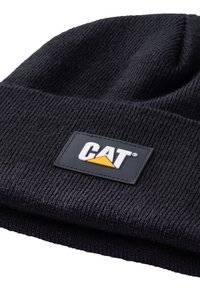 Bonnet en tricot noir fabriqué en matériau doux avec un revers replié. Présente un logo en caoutchouc rectangulaire avec "CAT" et un accent en triangle jaune.