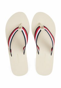 Infradito con una suola in gomma crema e una fascia multicolore caratterizzata da strisce rosse, bianche e blu scuro, accentuate da un logo dorato al centro.
