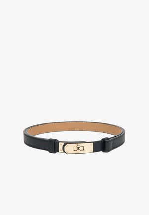 Zwarte leren riem met een gestructureerde buitenkant en een gladde binnenkant, met een goudkleurige rechthoekige gesp en een sluiting.