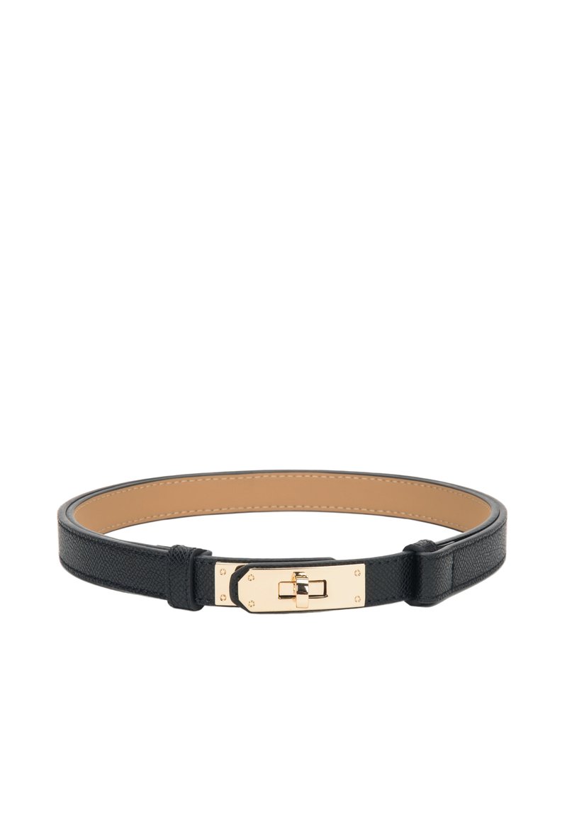 Zwarte leren riem met een gestructureerde buitenkant en een gladde binnenkant, met een goudkleurige rechthoekige gesp en een sluiting.