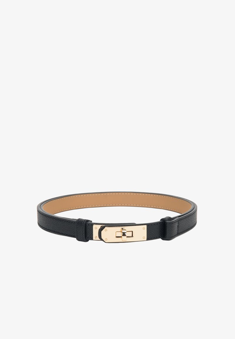 Zwarte leren riem met een gestructureerde buitenkant en een gladde binnenkant, met een goudkleurige rechthoekige gesp en een sluiting.