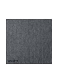 Tovaglietta in tessuto grigio a motivo herringbone, con cuciture bianche e il logo "HACKETT" nell'angolo in basso a sinistra.