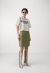 COACH CURSIVE CROPPED - Marškinėliai su spaudiniu - cream
