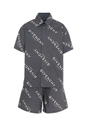 Chemise à manches courtes gris foncé avec boutons et short assorti, imprimés en blanc avec le logo Givenchy Paris sur l'ensemble.