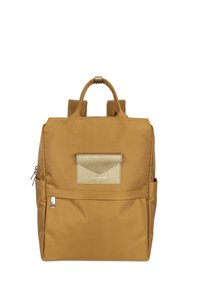 Sac à dos jaune moutarde en tissu résistant, doté d'une poche avant texturée de couleur dorée, de deux poignées supérieures et de bretelles réglables.