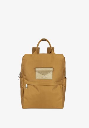 Senfgelbes Rucksack aus strapazierfähigem Stoff, mit einer goldfarbenen, strukturierten Vordertasche, doppelten oberen Griffen und verstellbaren Trägern.