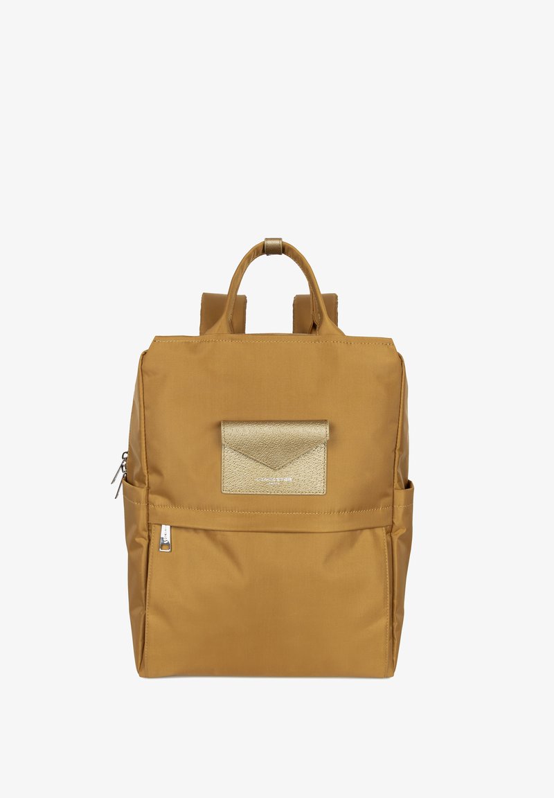 Sac à dos jaune moutarde en tissu résistant, doté d'une poche avant texturée de couleur dorée, de deux poignées supérieures et de bretelles réglables.