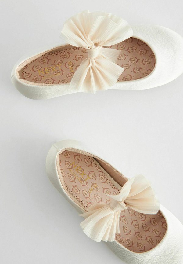 REGULAR FIT – Riemchenballerina – ivory cream bow stain resistant satin