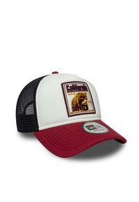 Rød og hvid mesh-kasket med et bjørne-patch, der har teksten 'California U.S.A.'. Bøjet skygge; justerbar snapback-lukning.