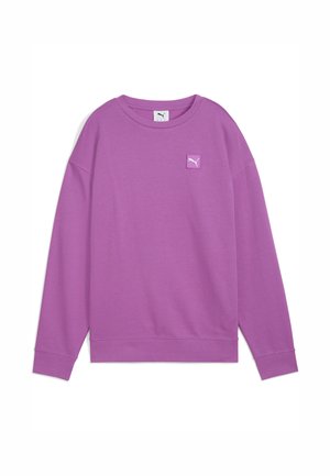 Lilla sweatshirts lavet af blød stof, med rund hals, lange ærmer og et lille kvadratisk logo på venstre bryst.