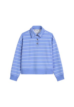 Lichtblauwe polo met lange mouwen featuring witte horizontale strepen, een kraag, een placket met drie bruine knopen en een cropped ontwerp. Zachte stoftextuur.