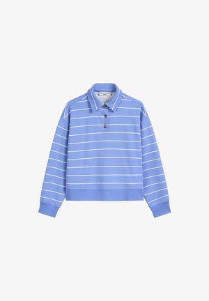 Hellblaues Langarm-Polohemd mit weißen horizontalen Streifen, einem Kragen, einer Knopfleiste mit drei braunen Knöpfen und einem verkürzten Design. Weicher Stofftextur.