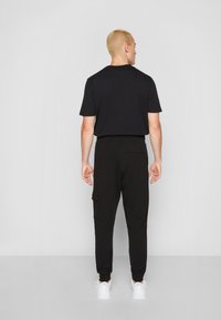 HUGO DWELLROM - Cargo hlače - black