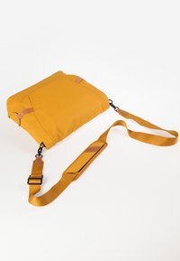 Borsa a tracolla rettangolare gialla con texture liscia, tracolla regolabile e dettagli in pelle. Presenta un logo impresso frontalmente.