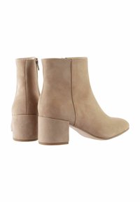 Stivali alla caviglia in suede beige con punta arrotondata e tacco a blocco, dotati di una cerniera laterale e di una texture liscia.