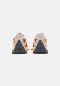 New Balance U327 UNISEX - Sneaker low - infield clay