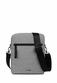 Šedá látková crossbody taška s plochým designem, která obsahuje černou kapsu na zip, nastavitelný popruh a malé logo na přední straně.
