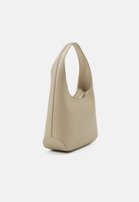 Beige skuldertaske i læder med et buet håndtag, blød tekstur, afrundet bund og en lynlåslukning på siden.