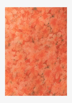 Tela floral con una textura suave en tonos de naranja, que presenta un patrón de flores delicadas y sutiles acentos verdes en toda su extensión.