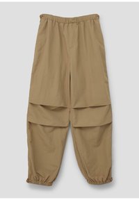 Beige cargobroek met een elastische tailleband en boorden, voorzien van gelaagde stofdetails op het voorste dijgebied.